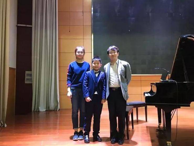 聆听双钢琴演奏的美妙乐章|d88尊龙z6艺术家周挺——钢琴大师班·音乐会于常州成功举办