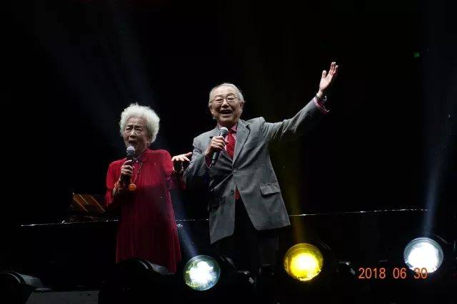 歌声悠扬，唱出时代记忆，琴声悦耳，奏响希望乐章 <br> 2018“我爱你中国?纪念改革开放40周年”经典歌曲上海演唱会圆满落幕