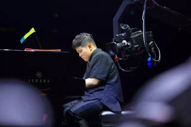 歌声悠扬，唱出时代记忆，琴声悦耳，奏响希望乐章 <br> 2018“我爱你中国?纪念改革开放40周年”经典歌曲上海演唱会圆满落幕