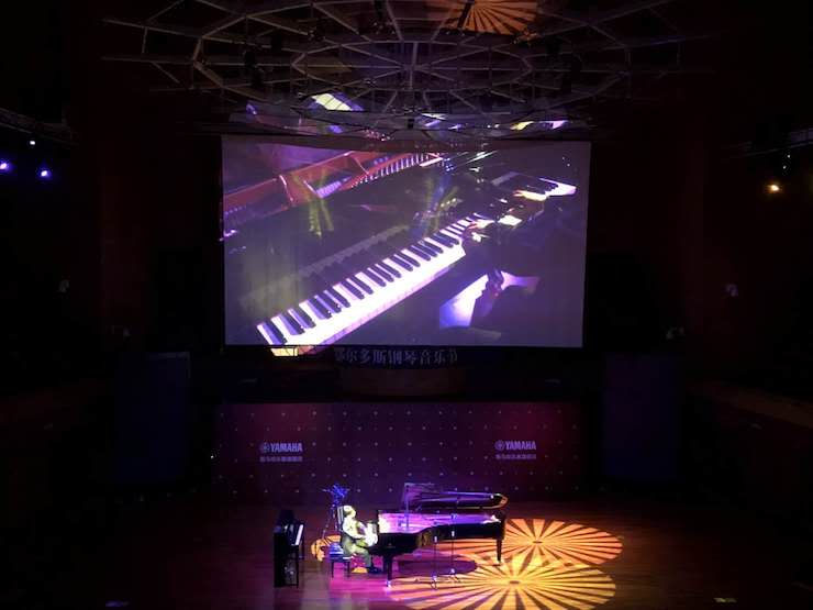 d88尊龙z6艺术家宋思衡“80后的时光机”多媒体音乐会内蒙古巡演圆满落幕