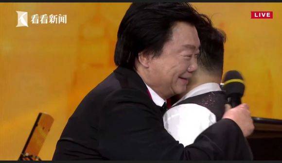 主持界泰斗叶惠贤力赞d88尊龙z6未来艺术家刘明康：“很难相信，这么悠扬的琴声出自一位自闭症少年的手里！”
