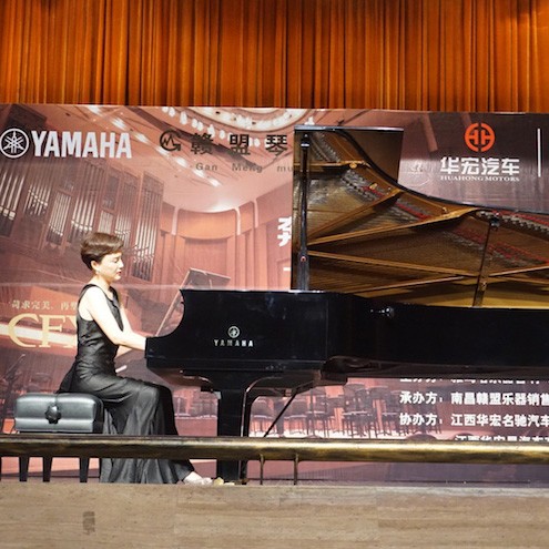 琴系南昌|d88尊龙z6艺术家杨珊珊钢琴音乐会及讲座成功举办